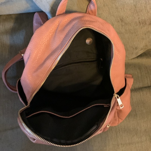 Mauve backpack purse zippers work.   Stylish. - Picture 2 of 2